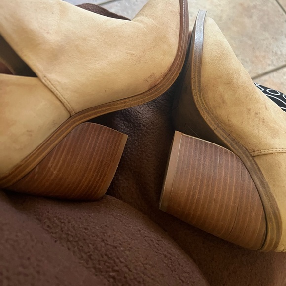 Elegant Cream Ankle Boots
Size 8.5 M - Picture 2 of 9